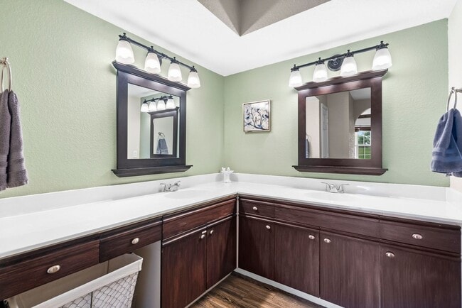 Photo - 140 W Rockford Dr