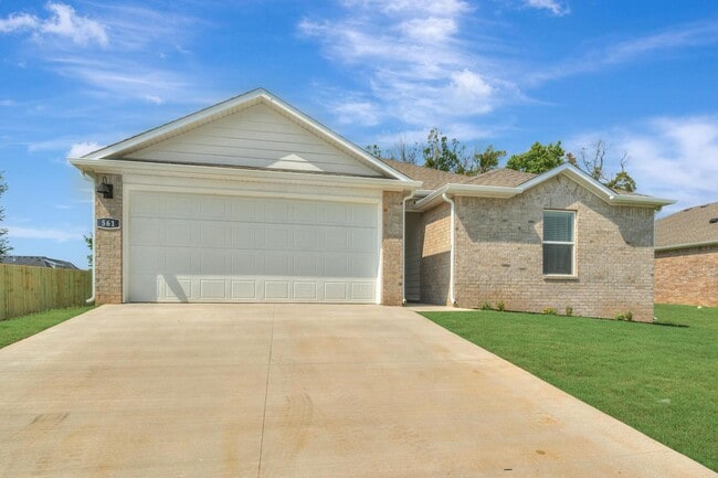Building Photo - Spacious 3 Bed, 2 Bath Home with Open Layo...