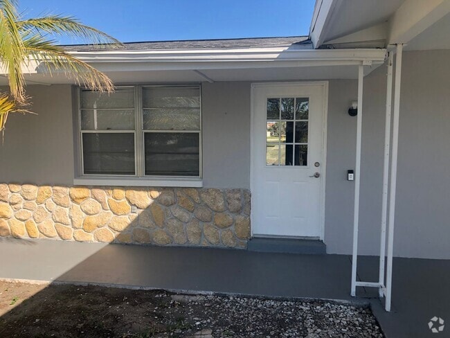 Building Photo - Tudor Dr Duplex Unit B Rental