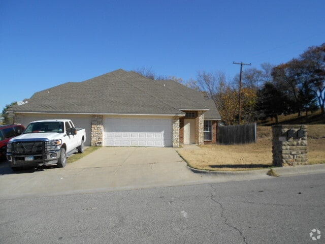 Building Photo - 3/2.5/2 COMING SOON!!! Great Location Rental