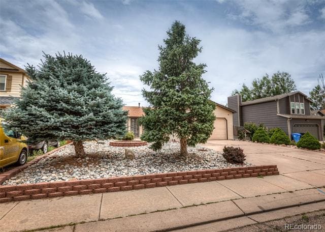 Photo - 838 Daffodil St