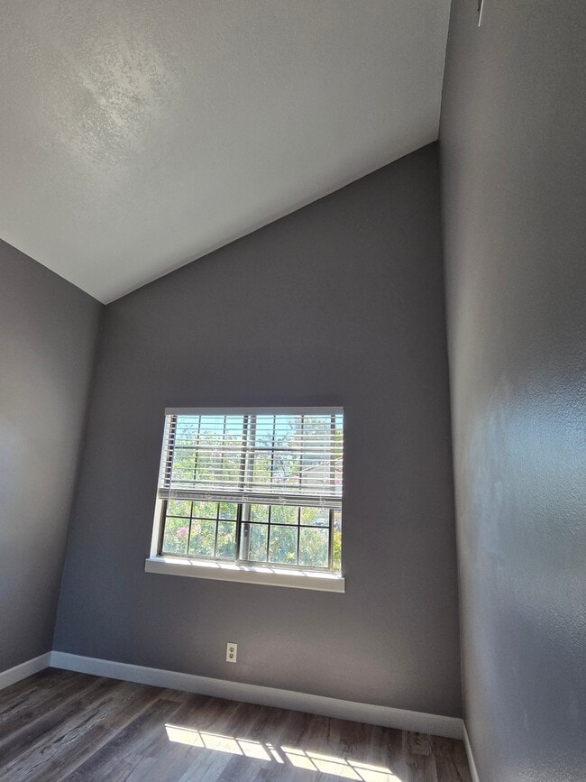 Photo - 2721 Ivanhoe Ave