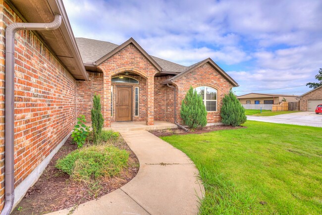 Photo - AVAILABLE THE END OF APRIL! 3 OR 4 BDRM, 2 BATHRM, 2 CAR & STORM SHELTER