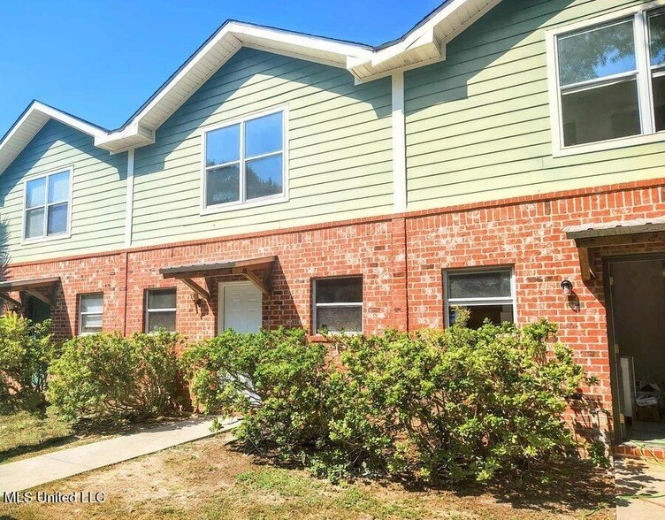 Photo - 233 Milray Ln Townhome