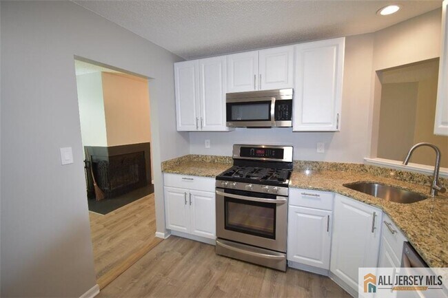 Photo - 49 Farnham Square