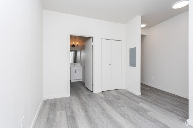2BR, 2BA - 950SF - Bedroom