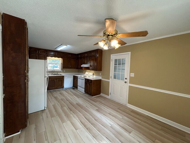 Photo - 3664 McIntosh Rd