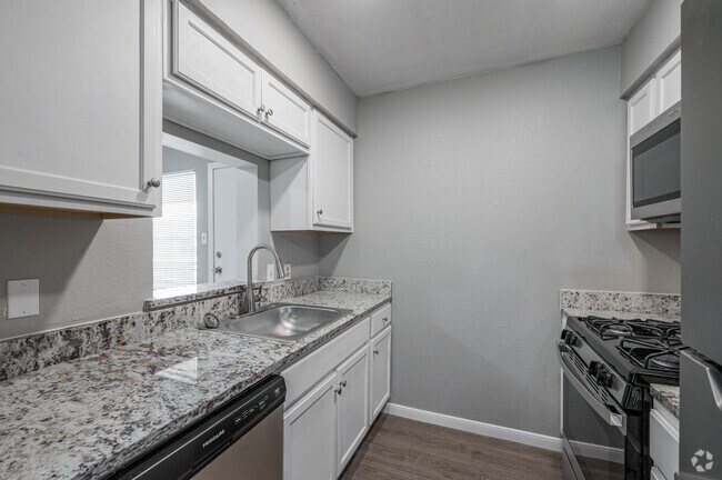 1BR, 1BA - 600SF