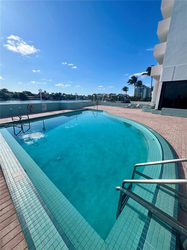 5838 Collins Ave Unit 14D