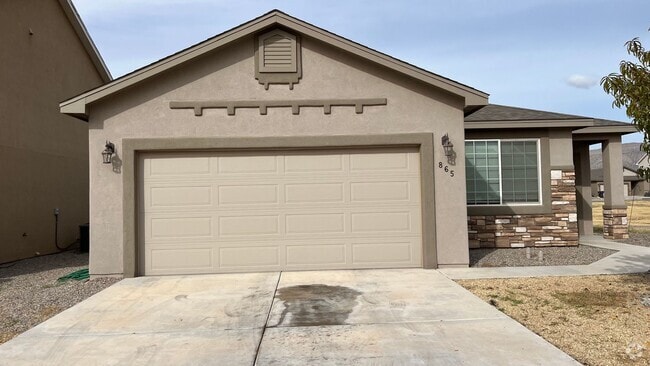 Building Photo - Modern 3 Bed 2 Bath Home - Pet Friendly!