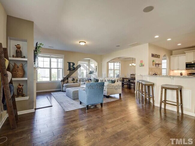 Photo - 207 Maple Walk St