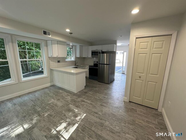 Building Photo - 1083 Whalley Ave Unit B