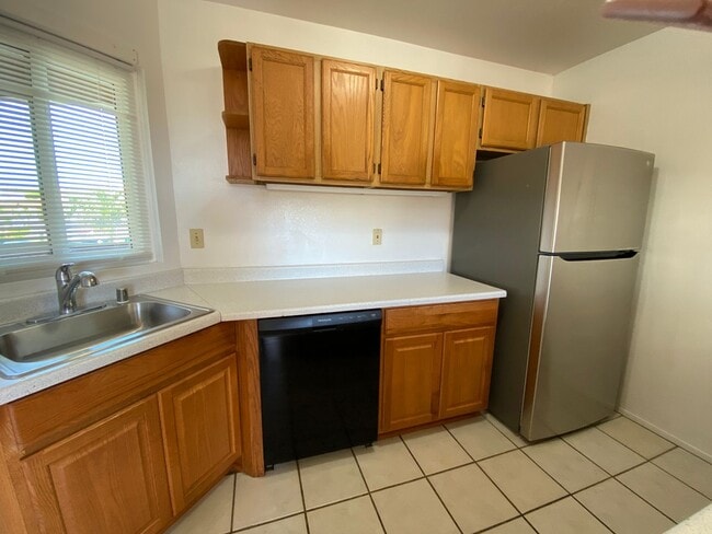 Photo - TOWNHOUSE - 3 BED/ 2 BATH/ 1 PARKING AT HARBOR POINTE (Just Listed)