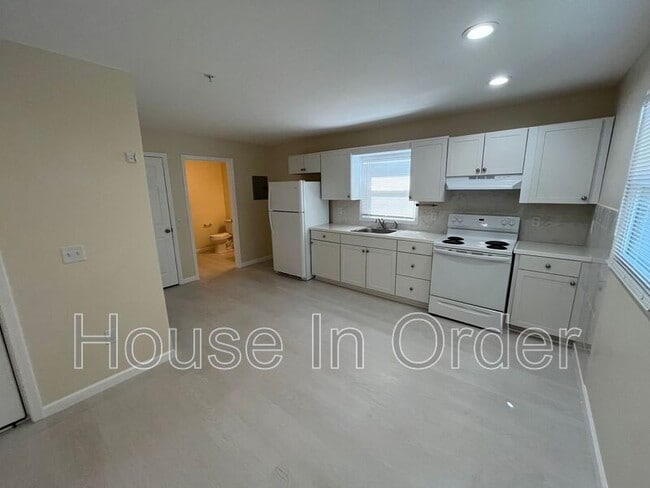 Photo - 305 8th Ave E