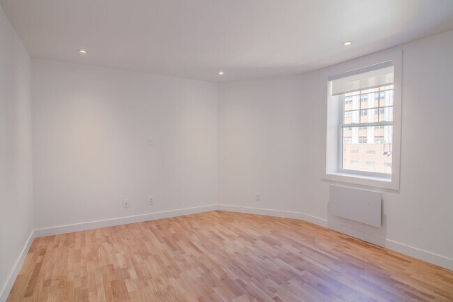 Photo - 2100 Rue du Fort Unit 401
