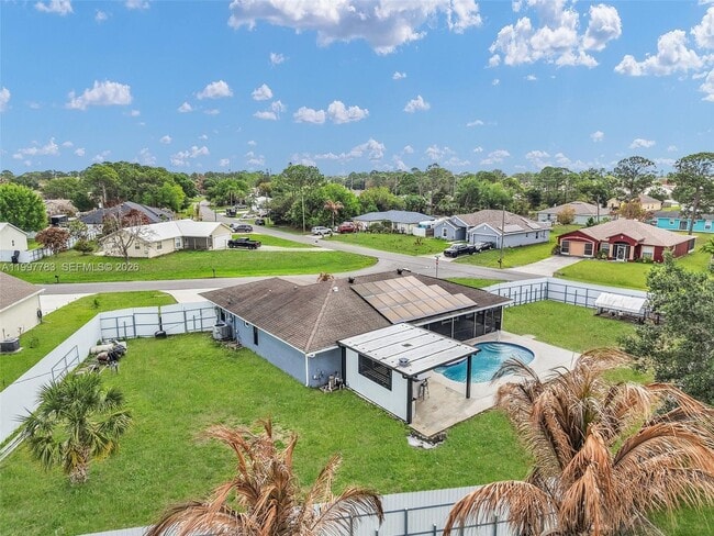 Photo - 702 NW Orchid St