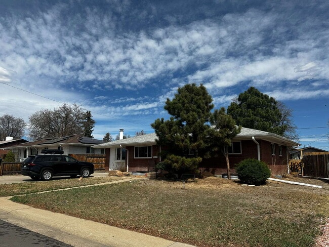 Building Photo - Available Immediately! Spacious 6-Bedroom Retreat with 2 Full Baths in Charming Denver Locale!