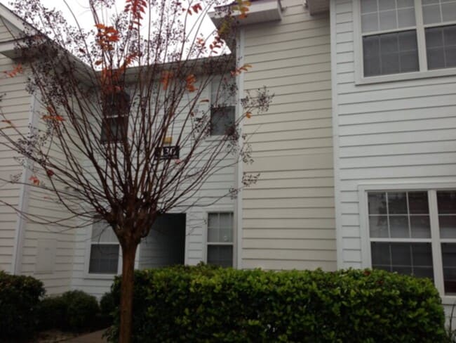 Building Photo - 1 bed 1 bath condo ground floor