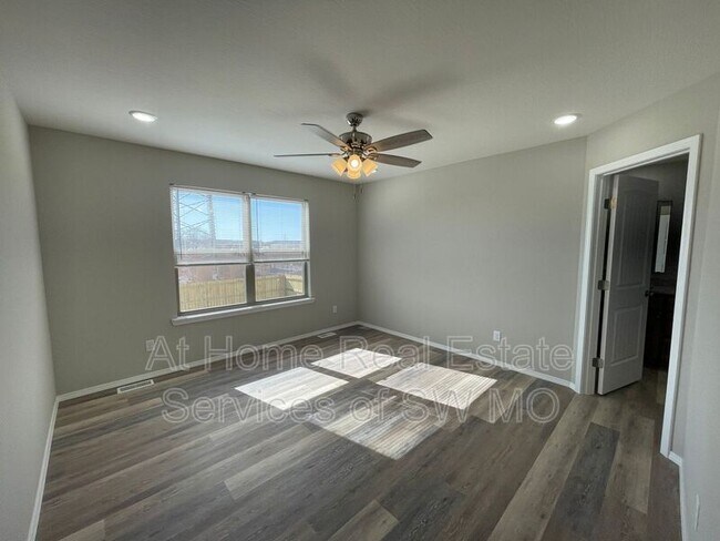 Photo - 216 Hickory Hills St