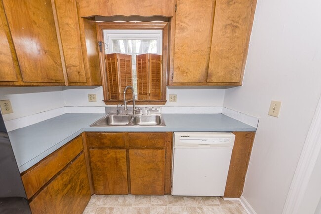 Photo - 3 Bedroom 2 Bath Home in Briarwood - Summe...