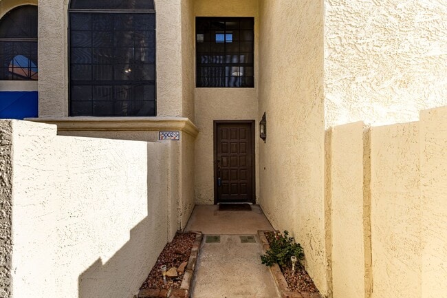 Building Photo - Great 2 bed/2 bath at the Point South Mountain