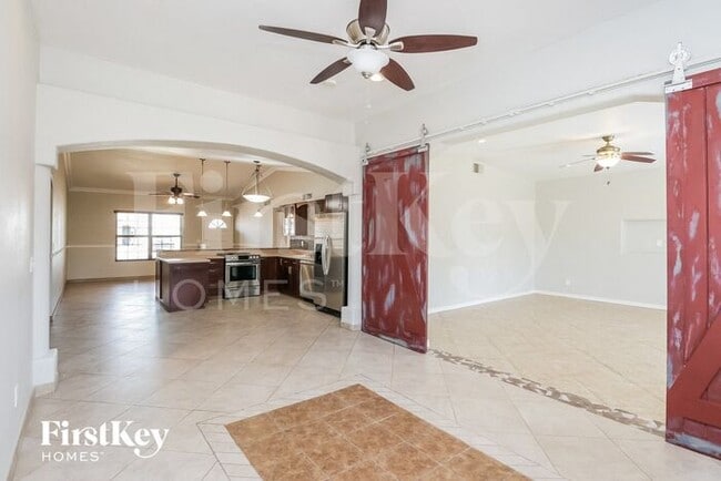 Photo - 657 W Barrow Dr