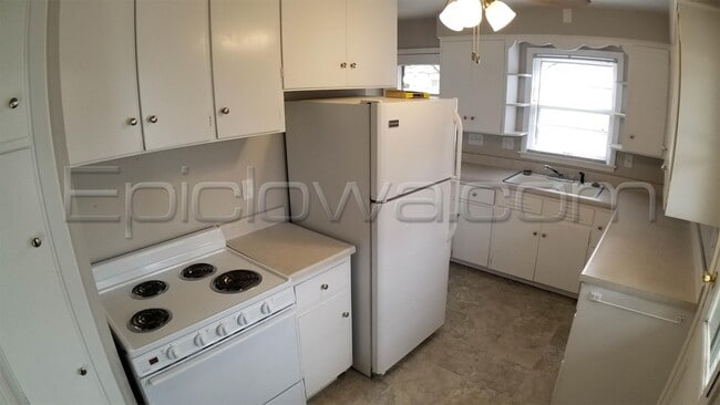 Photo - 2923 Russell Dr NE