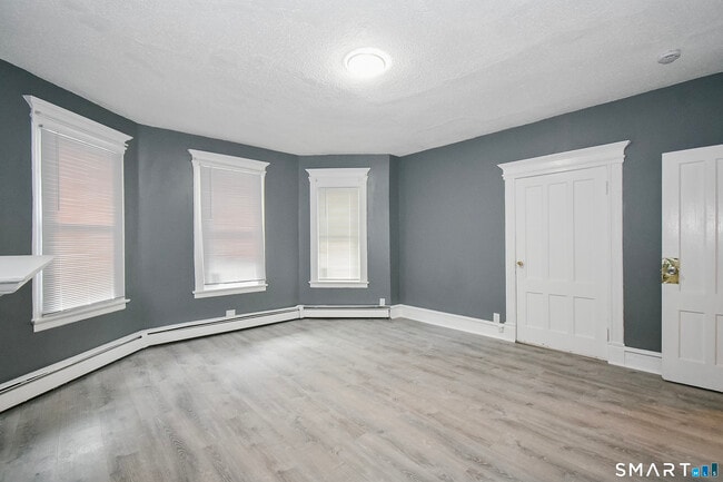Photo - 122 Hungerford St