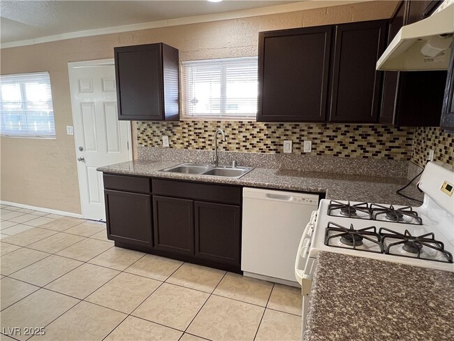 Building Photo - 1128 Greenway Dr Rental