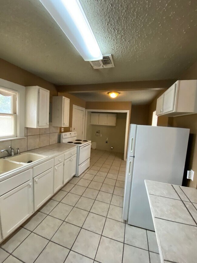 Photo - Pre-Leasing for Summer/Fall 2025- 2/1 righ...