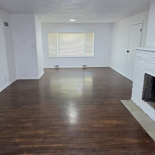 Photo - Spacious 4 bedrooms and 2 full baths home located on Holmes Rd in Kansas City, MO
