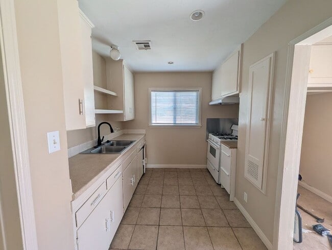 Building Photo - 4829 Gundry Ave