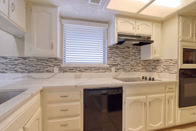 Photo - 707 Harbour Town Dr