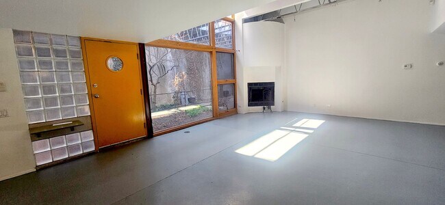 Photo - RAVENSWOOD - Incredible 1.5BD/1.5BTH LOFT FOR RENT! Unit 3