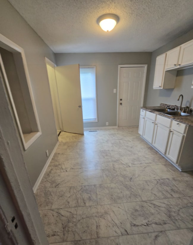 Building Photo - Newly Updated Two Bedroom Near 10th & Sherman