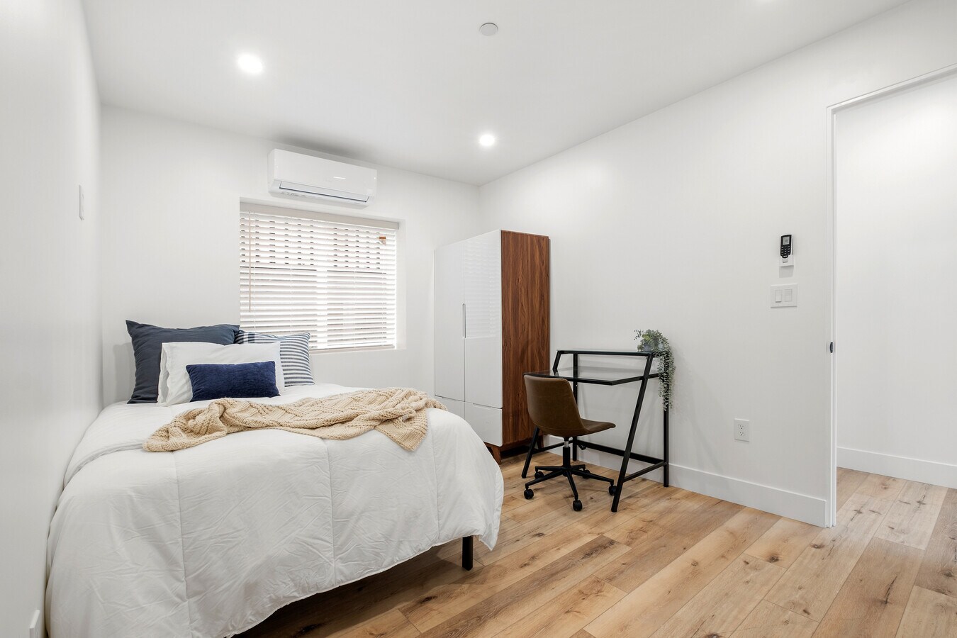 Amplio dormitorio con luz natural. - 2210 MLK