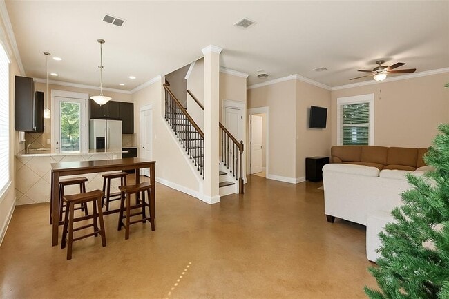 Photo - 507 W N Loop Blvd