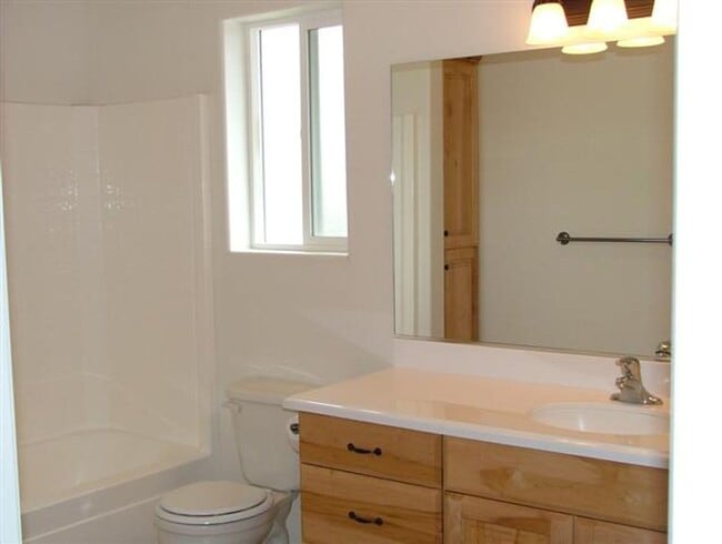 Photo - Room in 3 bed 2.5  bath townhome. Unidad A