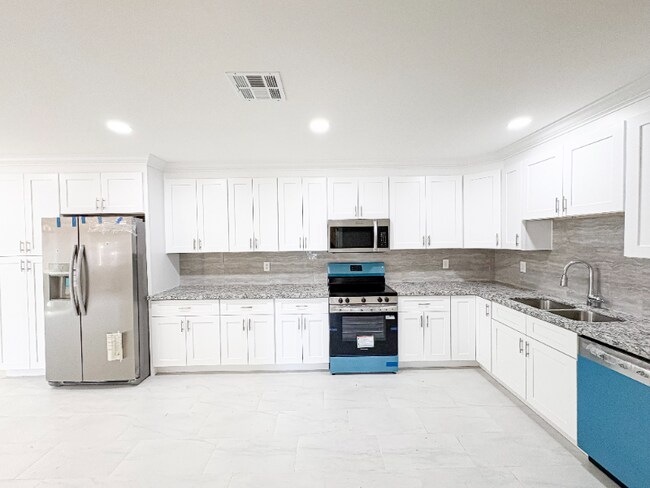 Photo - 1530 W 4th Pl