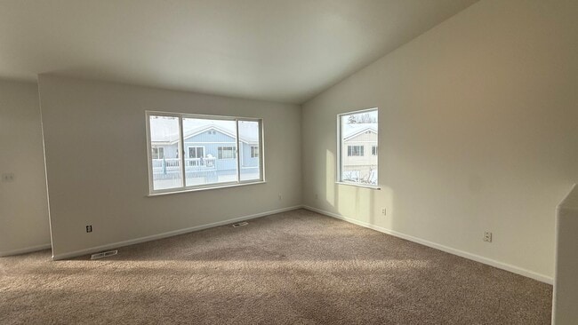 Photo - Lovely west Facing 3 Bed, 2 Bath, 2 Car Garage Townhouse!  Available now!