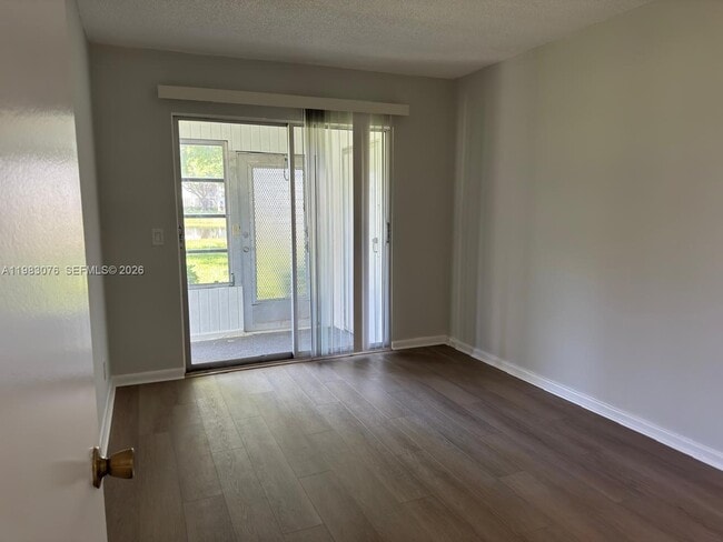 Photo - 257 Fanshaw G Unit 257