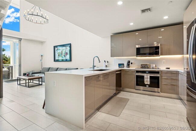 Photo - 2000 Metropica Wy Unit 216