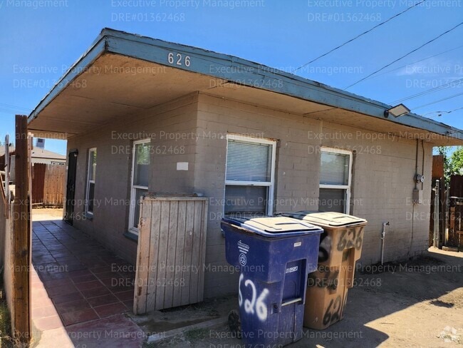 Building Photo - 1 bedroom 1 bathroom  back house with a pr...