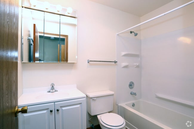 2BR, 1BA - Bathroom - Heritage Green Apartments