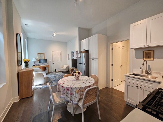 Building Photo - 951 W Armitage Ave Unit 2r