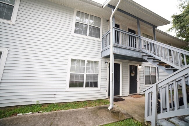 Building Photo - 2555 Chateau Ln Unit Apt. 2