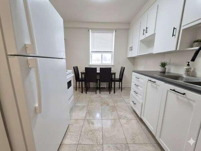 Photo - 104-1000 O Connor Drive East York ON M4B 2T3