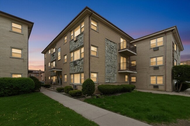 Building Photo - 7709 W Marwood Ave Unit 3S