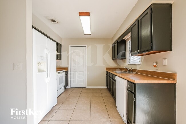 Photo - 3208 Buckland St