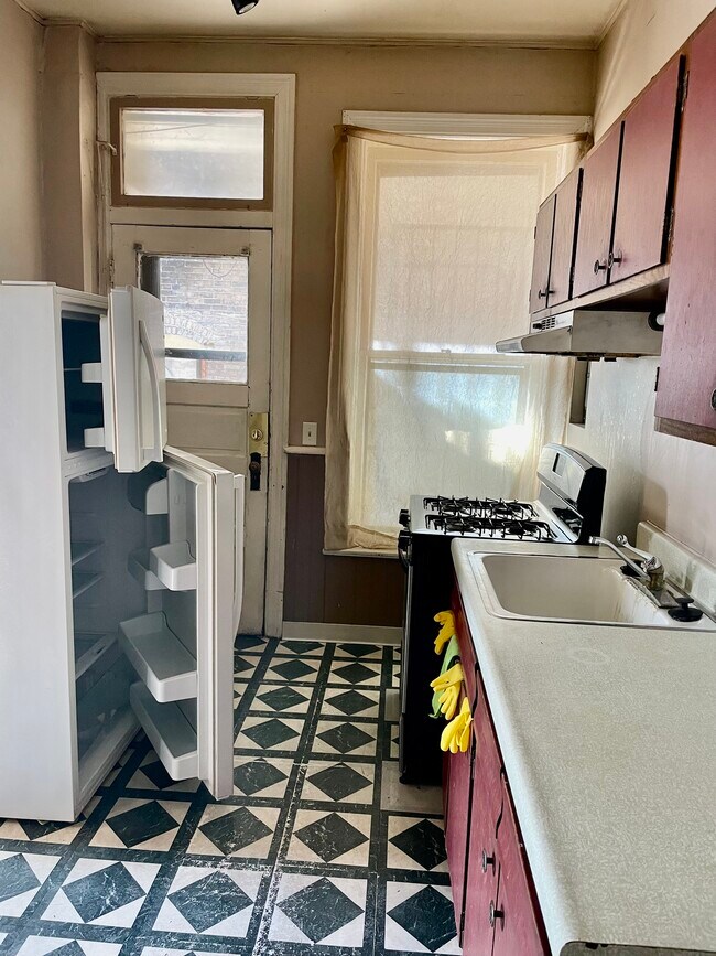 gas range! - 50 E Court St Unit 3S